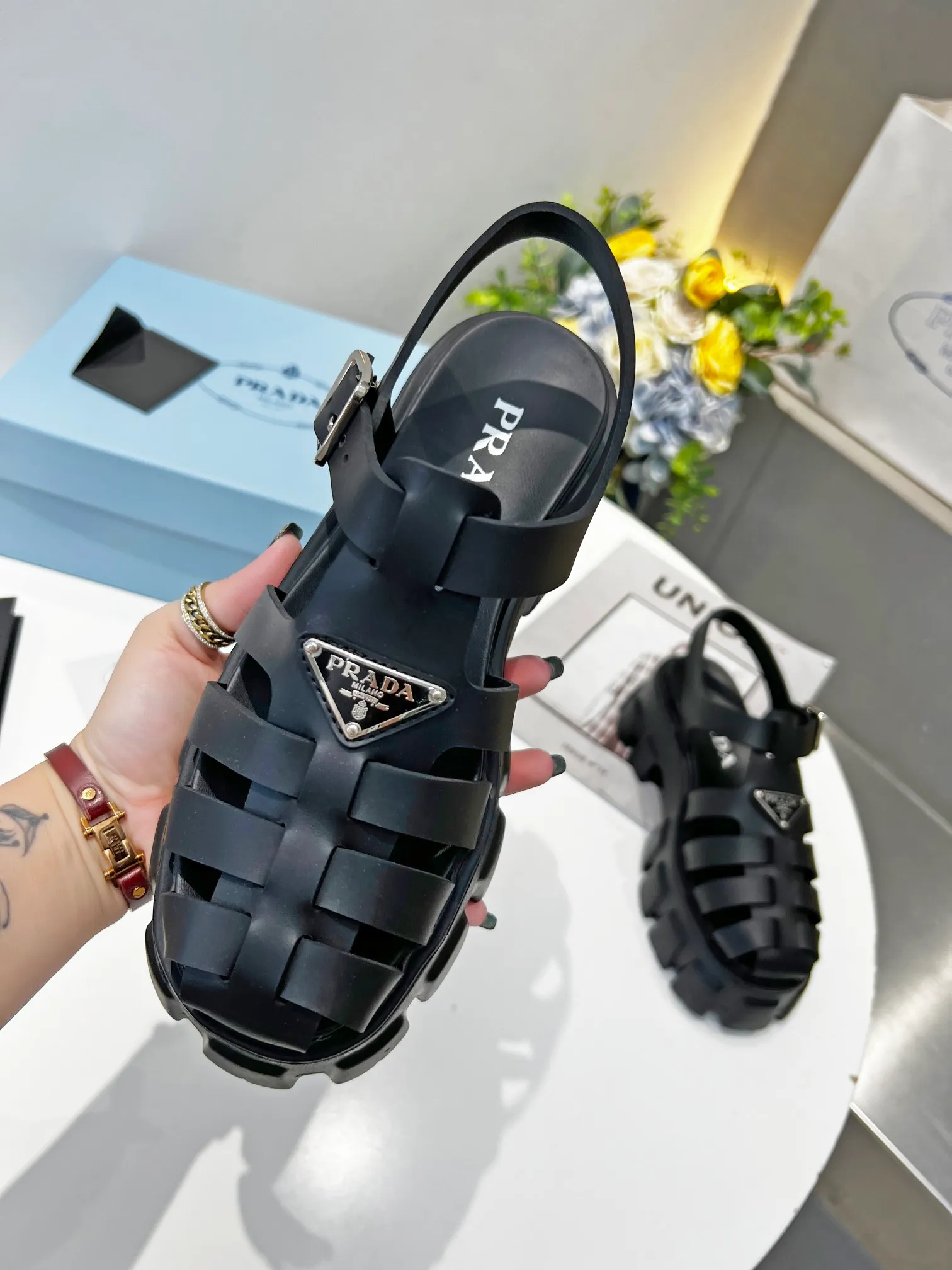 👟👟Ex-factory price 460👟👟 Super popular prada 2022 latest spring and summer zigzag Roman braided thick-soled rubber sandals E64. Retro, fashionable and avant-garde gears with 55mm thick soles and rubber uppers make the whole pair of shoes light and comfortable. Bright colors provide a variety of choices for fashionable people with different styles! The iconic metal triangle logo is paired with the shape of ancient beach sandals. Every design element is fashionable! Code number 35-40